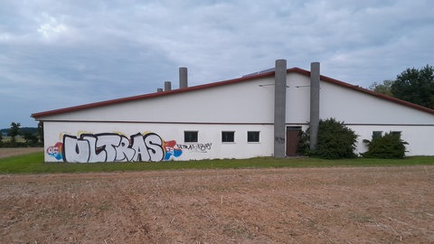 Rivalisierende Fußballfans haben an der Wand eines Schweinestalls in Herbrechtingen-Bissingen einen Grenzstreit ausgetragen. 