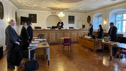 Prozesssaal im Landgericht Ellwangen. Die Vertreter der Stadtwerke Aalen und die Anwälte des Ex-Chefs, Christoph Trautmann, streben einen Vergleich an.