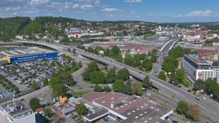 Die B10 wird vier Jahre lang stadteinwärts Richtung Ulm gesperrt. Der damit verbundende Neubau des Blaubeurer Rings wird sich in den kommenden Jahren vor allem auf den Verkehr in Ulm auswirken.