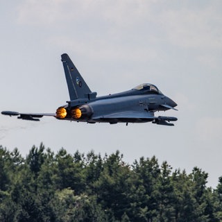 Ein Kampfflugzeug der Luftwaffe vom Typ Eurofighter. Piloten der Bundeswehr dürfen ab sofort wieder Tiefflüge bis auf eine Höhe von 80 Metern durchführen.