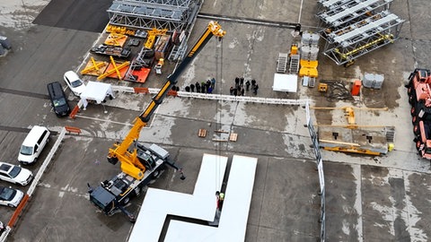 Eine der Wettbewerbs-Stationen bei der Weltmeisterschaft "Game of Cranes" bei Liebherr in Ehingen aus der Vogelperspektive: Die Mobilkranfahrer mussten ein Labyrinth  mit der Last am Kran-Haken ungestreift durchqueren.