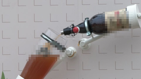 Ein Bierglas mit Bier befüllen - eigentlich fast ein Kinderspiel. Mittels eines ferngesteuerten Mobilkrans dagegen vielleicht die Königsdisziplin. Jedenfalls eine höchst diffizile Aufgabe, die den Mobilkranfahrern all ihr Können, Präzision, Koordinations- und Sehvermögen abverlangte.
