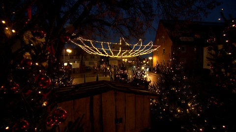 Weihnachtliche Dekoration auf den Straßen von Mögglingen (Ostalbkreis), festlich beleuchtet. Die Beleuchtung und zahlreiche Krippen bilden den Weihnachtsweg.