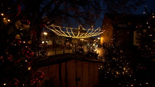 Weihnachtliche Dekoration auf den Straßen von Mögglingen (Ostalbkreis), festlich beleuchtet. Die Beleuchtung und zahlreiche Krippen bilden den Weihnachtsweg.