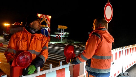 Um 21 Uhr war Schluss mit der Durchfahrt Richtung Süden nach Ulm: Der Bautrupp hat pünktlich die B10-Sperrung eingerichtet.