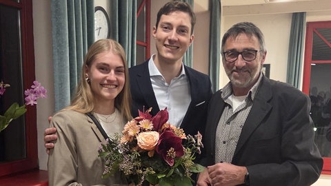 Am Wahlabend freut sich Jan Jäckel mit seiner Partnerin Doreen Mitter und Amtsinhaber Armin Bollinger (rechts) über das Wahlergebnis. Jan Jäckel wird dann im Frühjahr der jüngste Bürgermeister Deutschlands sein. 
