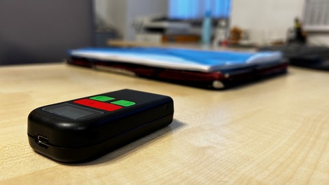 Ausrüstung für gefährliche Einsätze: Über ein Alarmgerät mit rotem Notknopf hat der Gerichtsvollzieher im Ernstfall einen direkten Draht zur Polizei.  