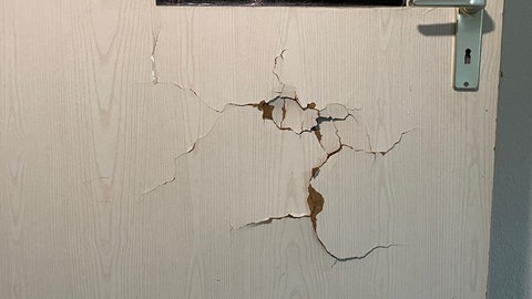 Diese Türen hatten schon bessere Zeiten. Türblätter und Schließen sind teils demoliert. Auch die Tür der Wohnung in Ehingen war beim Vor-Ort-Termin des Gerichtsvollziehers defekt.