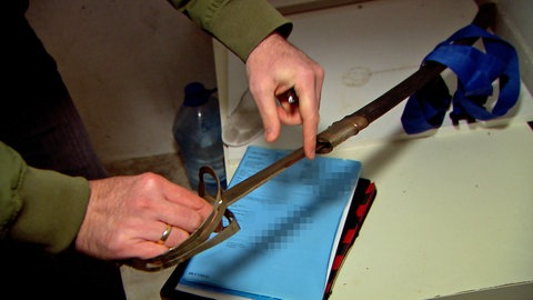 Überraschung im Keller in Ehingen: Gerichtsvollzieher Schunger findet ein Schwert.