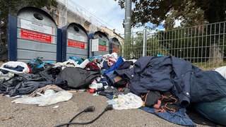 Altglascontainer vor denen viel Müll liegt. Dagegen wollen die Städte Aalen, Ellwangen und Schwäbisch Gmünd mit Videoüberwachung vorgehen.