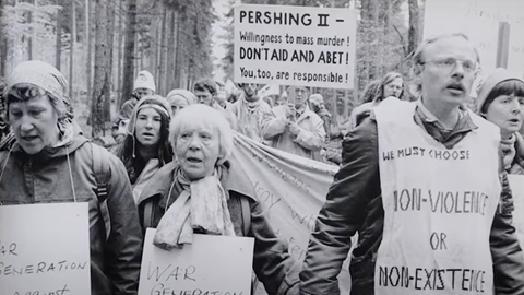 Volker Nick, hier ganz rechts im Bild, bei einer Blockade im Mai 1987. Damals setze er sich mit anderen sich Friedensaktivisten gegen die Stationierung von Pershing II Raketen in Mutlangen ein.