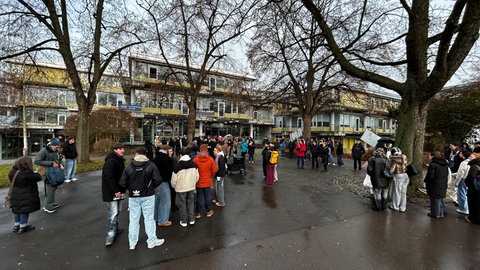 Die Demonstrierenden sammelten sich zunächst an der Valckenburgschule. Anschließend zogen die Demoüber das Humbolt-Gymnasium, das Kepler-Gymnasium und die Friedrich-List-Schule bis zum Rathausplatz für eine Kundgebung.