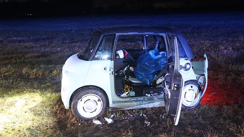 Das sogenannte Microcar wurde bei dem Unfall auf einen Acker geschleudert. 