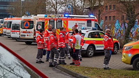 Laut Polizei war am späten Freitagvormittag aus einer defekten Batterie in dem Bus Rauch ausgetreten. Zeitweise waren rund 20 Polizei- und Rettungsfahrzeuge vor Ort.