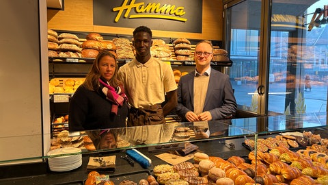 Unterstützen den 19-jährigen Elhadj Balde (mitte): Geschäftsführerin Simone Hamma (links) und der Grünen-Politiker Marcel Emmerich.