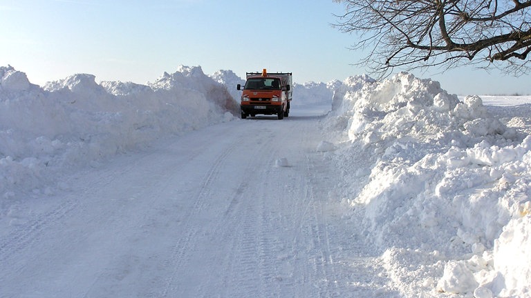 Die Schneeverwehungen auf der Alb waren im Winter nicht selten meterhoch. Das Foto aus dem Jahr 2015 zeigt Schneemassen bei Westerheim, die einen Kastenwagen teilweise überragen.