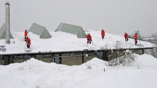 Die Albhalle in Westerheim im Winter 2015: Die Feuerwehr musste anrücken und den Schnee vom Hallendach schaufeln. Sonst wäre womöglich das Dach der Albhalle unter der Schneelast eingebrochen.  