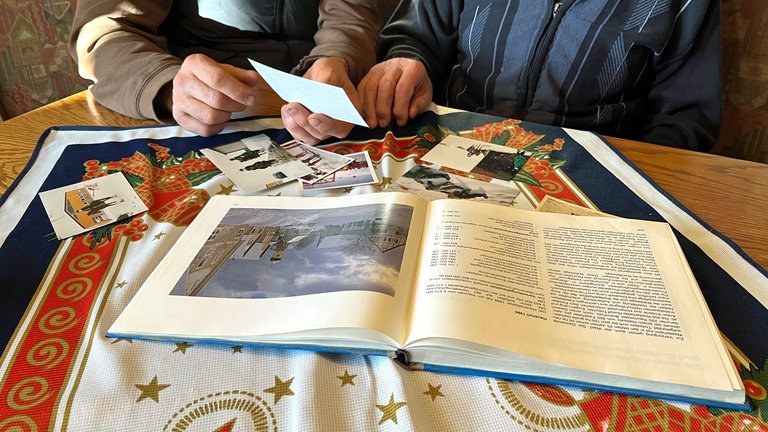 Tobias Ramminger ist in seiner Jungend noch mit den Pferden über schneebedeckte Felder galoppiert. Das sind bis heute ganz besondere Erlebnisse für ihn. Mit den alten Fotos werden die Erinnerungen wach.
