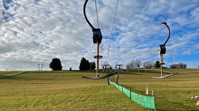 Und heute? Der Skilift Halde in Westerheim ist einsatzbereit. Aber der Hang ist grün, auch noch Mitte Dezember. Vorige Saison war der Lift immerhin an 14 Tagen in Betrieb.