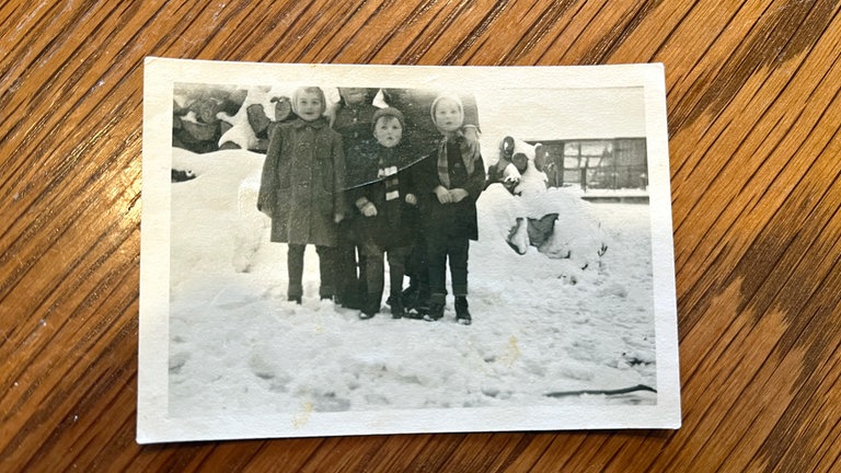 Gabriel Ramminger (in der Mitte) und seine Geschwister im Winter 1948: Auch heute - mit 80 Jahren - erinnert er sich noch an die gemeinsamen Spiele im Schnee, an Pferdeschlitten und Schneemänner höher als er selbst.  