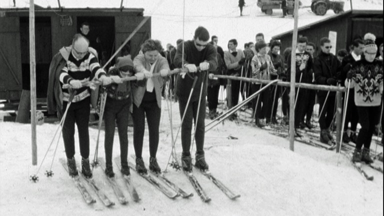 Aber dann muss man den Hang ja auch wieder hochkommen. Am schnellsten ging das mit dem Schlepplift. Ganze drei Groschen kostete eine Liftfahrt damals (1964) am Skilift in Westerheim.  