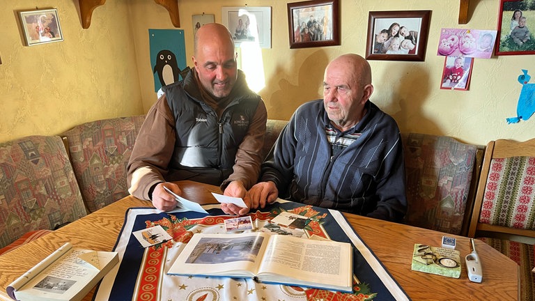 Tobias Ramminger (links) mit seinem Vater Gabriel - beide schwelgen in Erinnerungen. Aber die Winterzeit war nicht nur Spaß im Schnee, sondern auch viel Arbeit. Straßen und Wege mussten beispielsweise von Hand freigeschaufelt werden. Denn Schneefräsen hat es noch nicht gegeben.