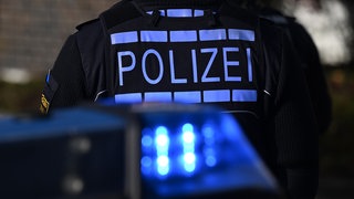 Eigentlich wollten die Beamten mit einem Streifenwagen nur einen Unfall auf einer Bundesstraße absichern. Dann werden sie plötzlich selbst in einen Unfall verwickelt. (Symbolbild)
