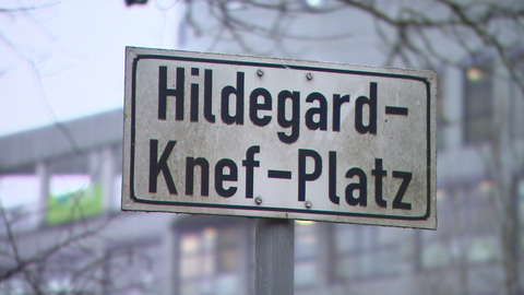 Schild mit der Aufschrift "Hildegard-Knef-Platz" in Ulm