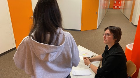Das Projekt Wahlwatching in Ulm: Schüler können als Wahlbeobachter lernen, wie eine Landtagswahl funktioniert