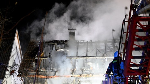 Nach einem Brand ist das Obergeschoss eines Wohnhauses in Bernstadt (Alb-Donau-Kreis) einsturzgefährdet. 
