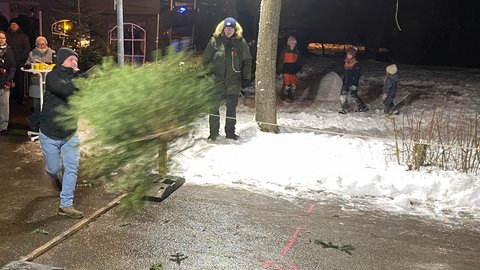 Den Weihnachtsbaum zu stoßen, funktioniert. Aber mit der Spitze nach vorn, bremst der Christbaum sich selbst aus. Bessere Ergebnisse erzielen die Teilnehmenden in Pommertsweiler mit der Schleudertechnik. 