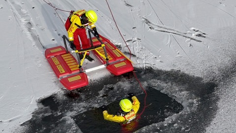 Der See in Erbach (Alb-Donau-Kreis ist gefroren, Eisflächen können aber schnell zur Gefahr werden, so die DLRG. Rettungskräfte haben dort die Eisrettung geübt. 