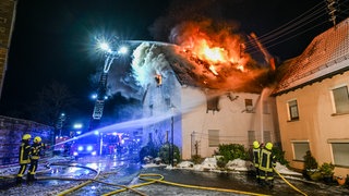 Wohnhausbrand in Waldstetten-Wißgoldingen. Bei einem Wohnhausbrand in Waldstetten-Wißgoldingen kam eine 84-jährige Frau ums Leben. Laut Polizei wollte sie den Brand selbst löschen.