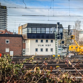 Wegen des Einbaus eines neuen Stellwerk am Ulmer Hauptbahnhof ist der Fernverkehr für eine Woche gesperrt. Der Regionalverkehr läuft eingeschränkt. 
