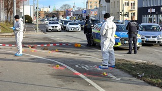 Nach einem Messerangriff in einer Media Markt-Filiale in Ulm hat die Polizei am Mittwochmittag den mutmaßlichen Täter an der Blaubeurer Straße durch Schüsse gestoppt. Dabei wurde er schwer verletzt. Zuvor hatte er zwei Mitarbeiter des Marktes verletzt. 