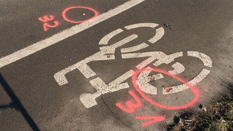 Blutspuren und Farbkreise der Spurensicherung erinnern an den Messerangriff im Ulmer Media Markt. 