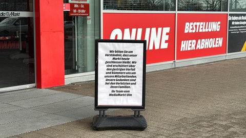 Nach dem Messerangriff bleibt der Media Markt in der Blaubeurer Straße in Ulm bis auf Weiteres geschlossen. Mit einem Schild vor dem Laden drückt das Unternehmen seine Anteilnahme für die Verletzten und ihre Angehörigen aus. 