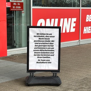 Nach dem Messerangriff bleibt der Media Markt in der Blaubeurer Straße in Ulm bis auf Weiteres geschlossen. Mit einem Schild vor dem Laden drückt das Unternehmen seine Anteilnahme für die Verletzten und ihre Angehörigen aus. 