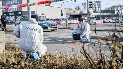 Zwei Beamte sichern Spuren nach dem Messerangriff in einem Media Markt in Ulm. 