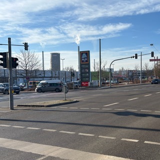 Über diese Kreuzung in der Blaubeurer Straße in Ulm ist der Autofahrer bei Rot gefahren und hat dabei eine Radfahrerin erfasst. Die 22-Jährige wurde schwer verletzt. 
