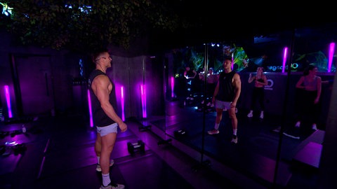 Matten ausgelegt, Spiegel aufgestellt - Licht und Musik bleiben gleich: So wird aus dem Ulmer Club "Eins Tiefer" das Pop-Up Fitnessstudio "One Stronger". 