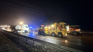 Bergung eines Gefahrgut-Lkw auf der A8.