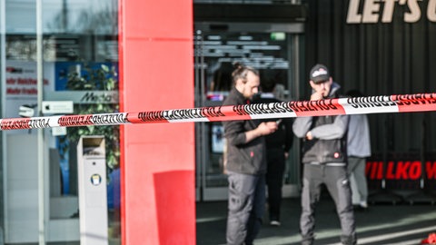 Ein Polizeiabsperrband sichert nach einem Messerangriff den Tatort in Ulm.