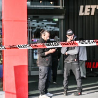 Ein Polizeiabsperrband sichert nach einem Messerangriff den Tatort in Ulm.