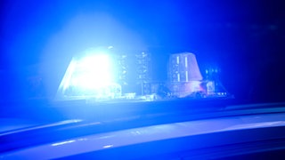 Ein Blaulicht leuchtet auf einem Einsatzfahrzeug der Polizei. Symbolbild