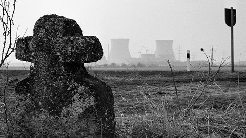 Das Kernkraftwerk Gundremmingen, fotografiert im Jahr 1980. Im Vordergrund ein sogenanntes Blutbannkreuz aus dem Jahr 1772.