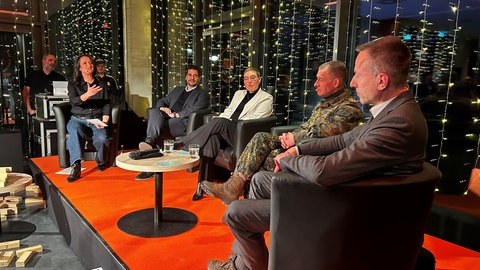 In einer Panel-Diskussion haben Klaus Eder, Eva Treu, Kai Rohrschneider und Udo Kaisers über die Krisensicherheit der Region Ulm gesprochen.