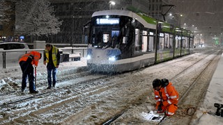 Viel Kehr-Arbeit für die Stadtwerke UlmNeu-Ulm: Die Schienen der Straßenbahn mussten vom vielen Schnee befreit werden.