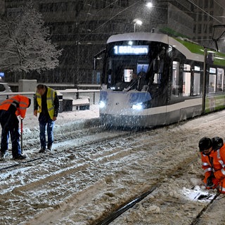Viel Kehr-Arbeit für die Stadtwerke UlmNeu-Ulm: Die Schienen der Straßenbahn mussten vom vielen Schnee befreit werden.