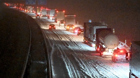 Die A8 war am Abend einer der Schnee-Hotspots: Vier Stunden lang war die Autobahn Richtung München zwischen Aichelberg und Mühlhausen gesperrt. 